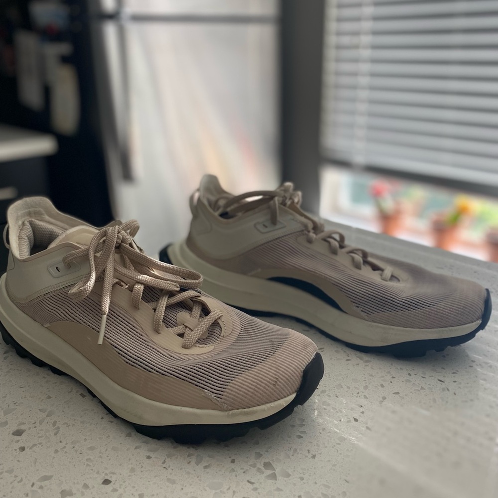 VASQUE LOW CUT HIKING AND RUNNING (RECONNECT) SIZE 10